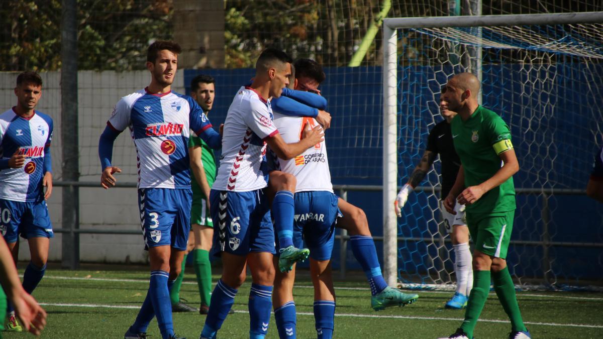 Los futbolistas del Ebro celebran uno de los tantos de la victoria.