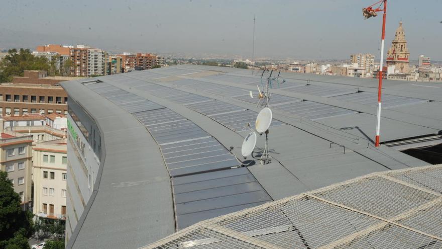 Placas solares en la terraza del Hospital Reina Sofía de Murcia.