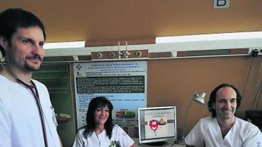 Iván Suárez, Carmen Fernández y Álvaro González, con el diploma.