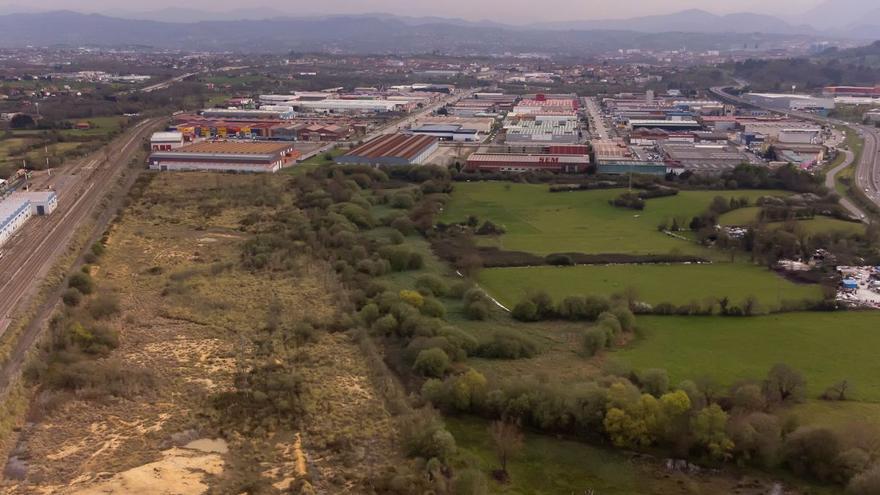 Vista aérea del terreno en el que se asentará el nuevo polígono de Pando, entre la autovía y las vías de tren.