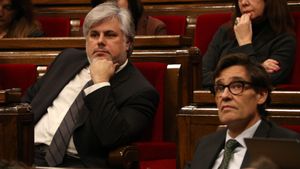 El líder del PSC, Salvador Illa, y Albert Batet, de Junts, en el Parlament.