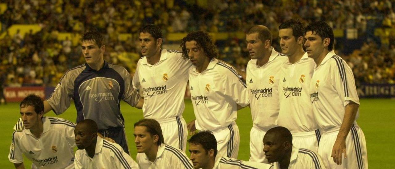 El Real Madrid de la jornada 6 de la campaña 2001-02 que jugó en el Insular; Karanka, el primero por la derecha, arriba. | | LP/DLP