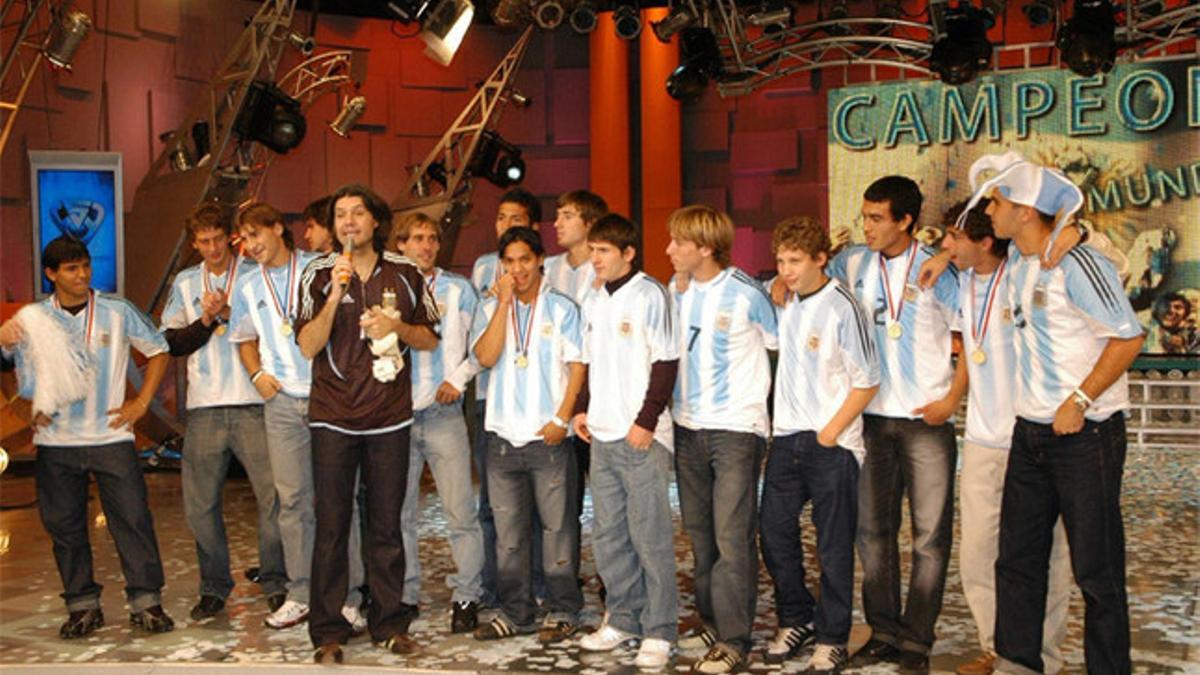 Messi y los campeones lucieron sus medallas en un programa de televisión