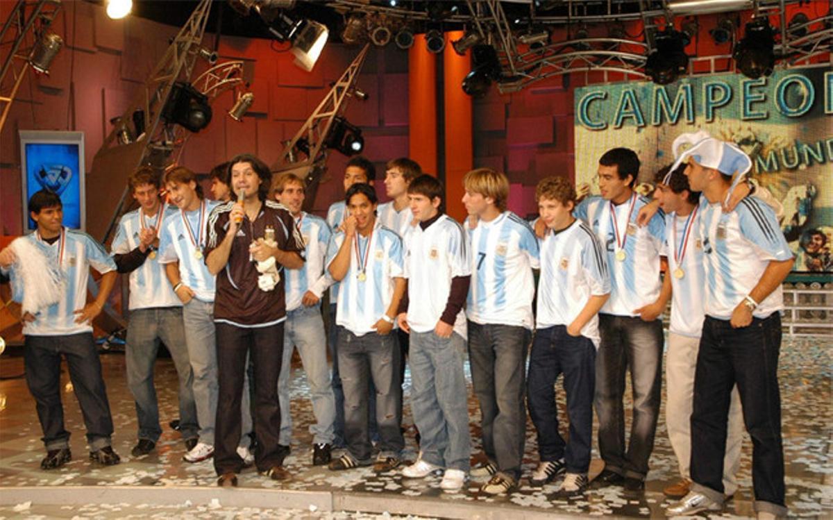 Messi y los campeones lucieron sus medallas en un programa de televisión