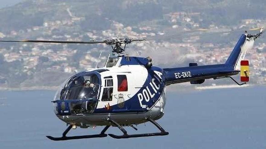 Un helicóptero de la Policía Nacional sobrevolando Vigo. // R. Grobas