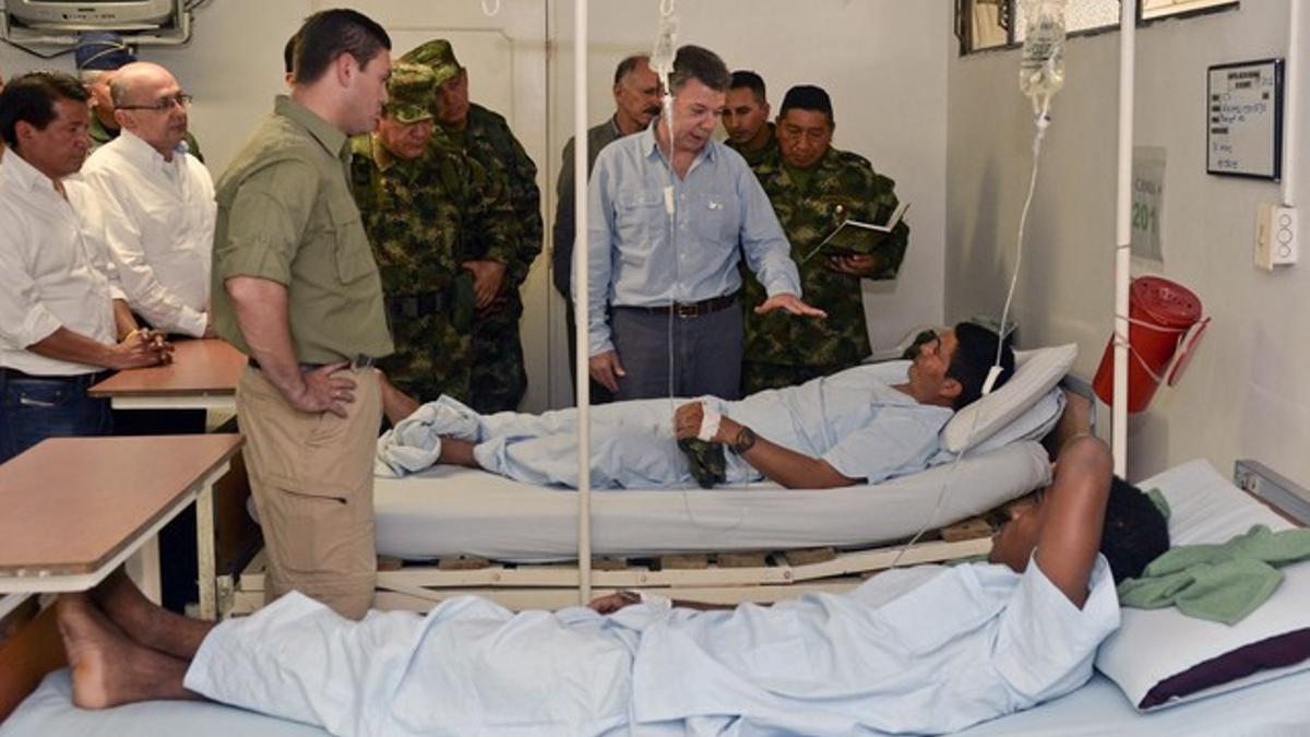 El presidente de Colombia visita a un herido