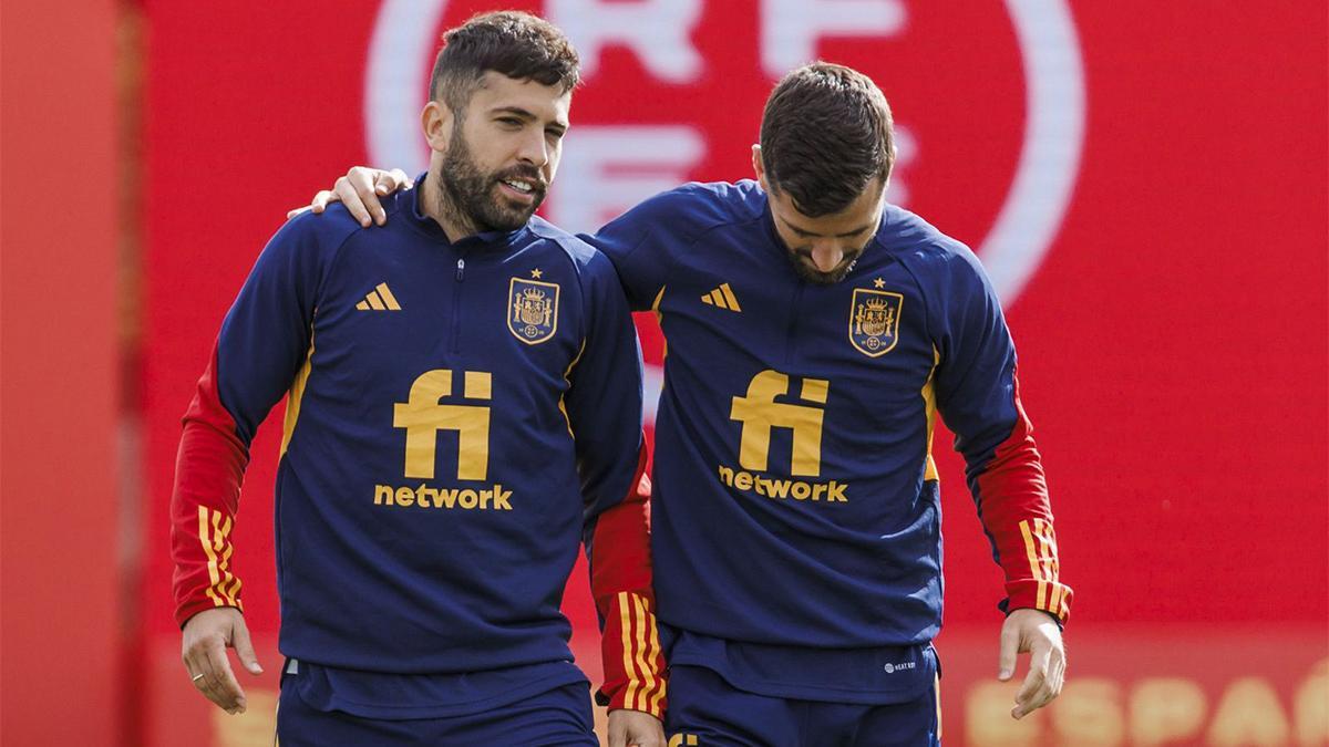 Jordi Alba y Gayà, durante un entrenamiento con la selección española