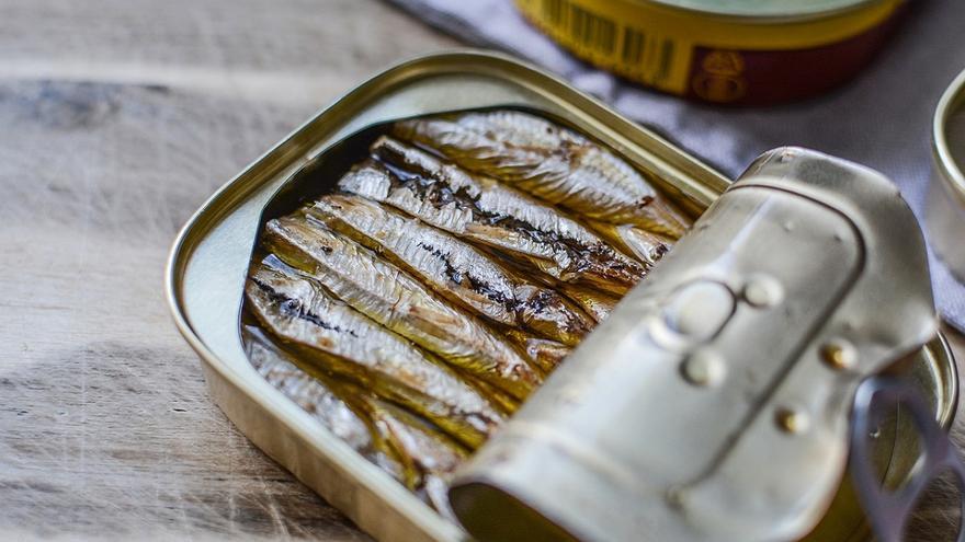Nunca te comas una lata de sardinas si al abrirla ves esto