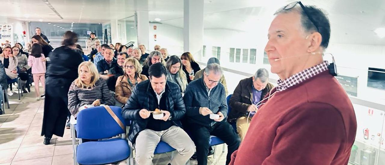 El micólogo Miguel Ángel Delgado durante el taller de cocina ofrecido ayer, en el que habló sobre la importancia y variedad de las setas de O Grove.