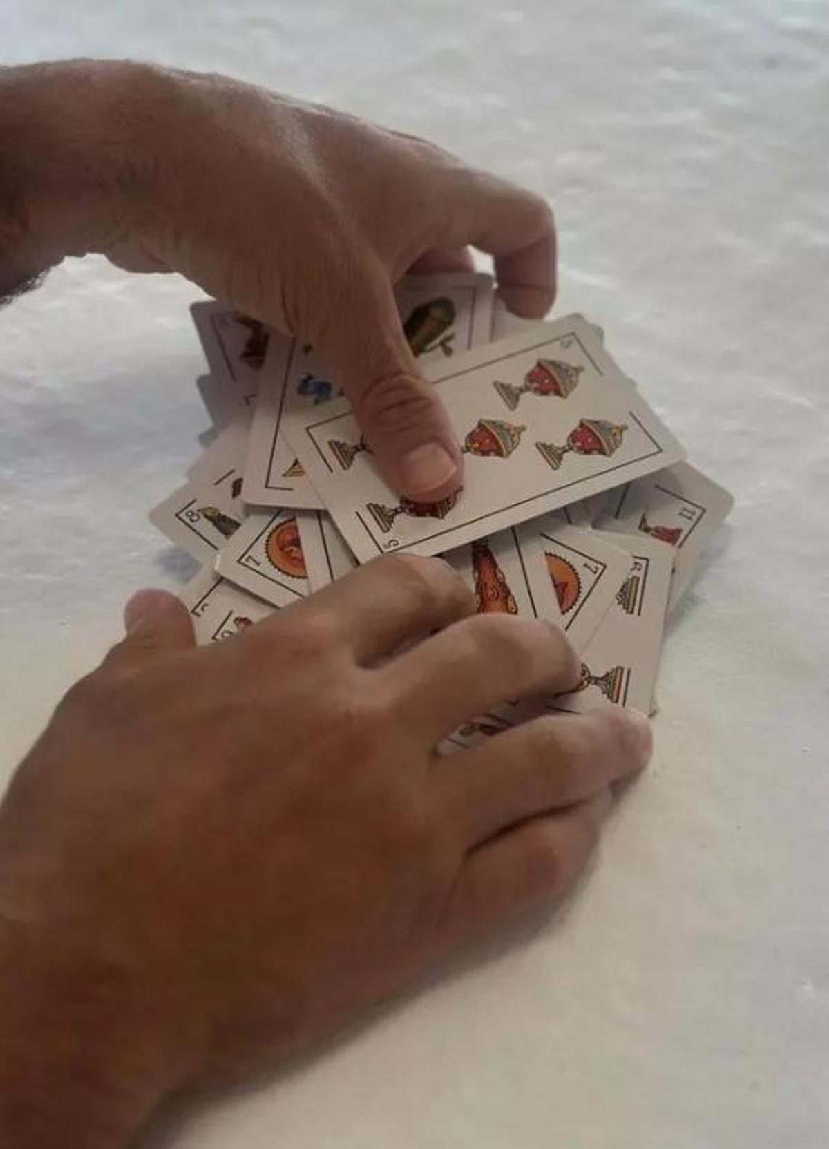 Imagen de la periodista Sara Carbonero sosteniendo una baraja de cartas.