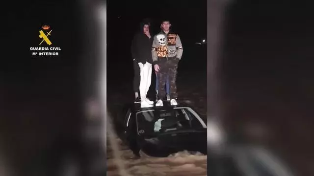 Rescatadas cuatro personas del techo de un coche atrapado en Huétor Tájar (Granada)