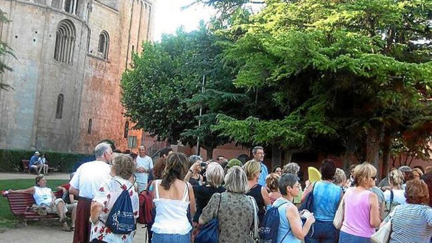 Turistes en una visita guiada a l&#039;entorn de la catedral de Santa Maria