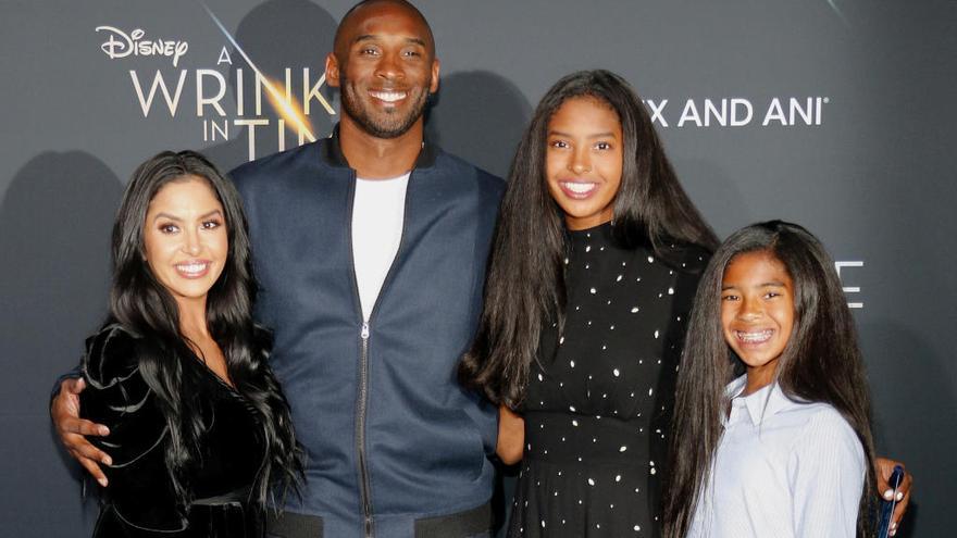 Kobe y Vanessa Bryant, junto a Gigi y otra de sus hijas.