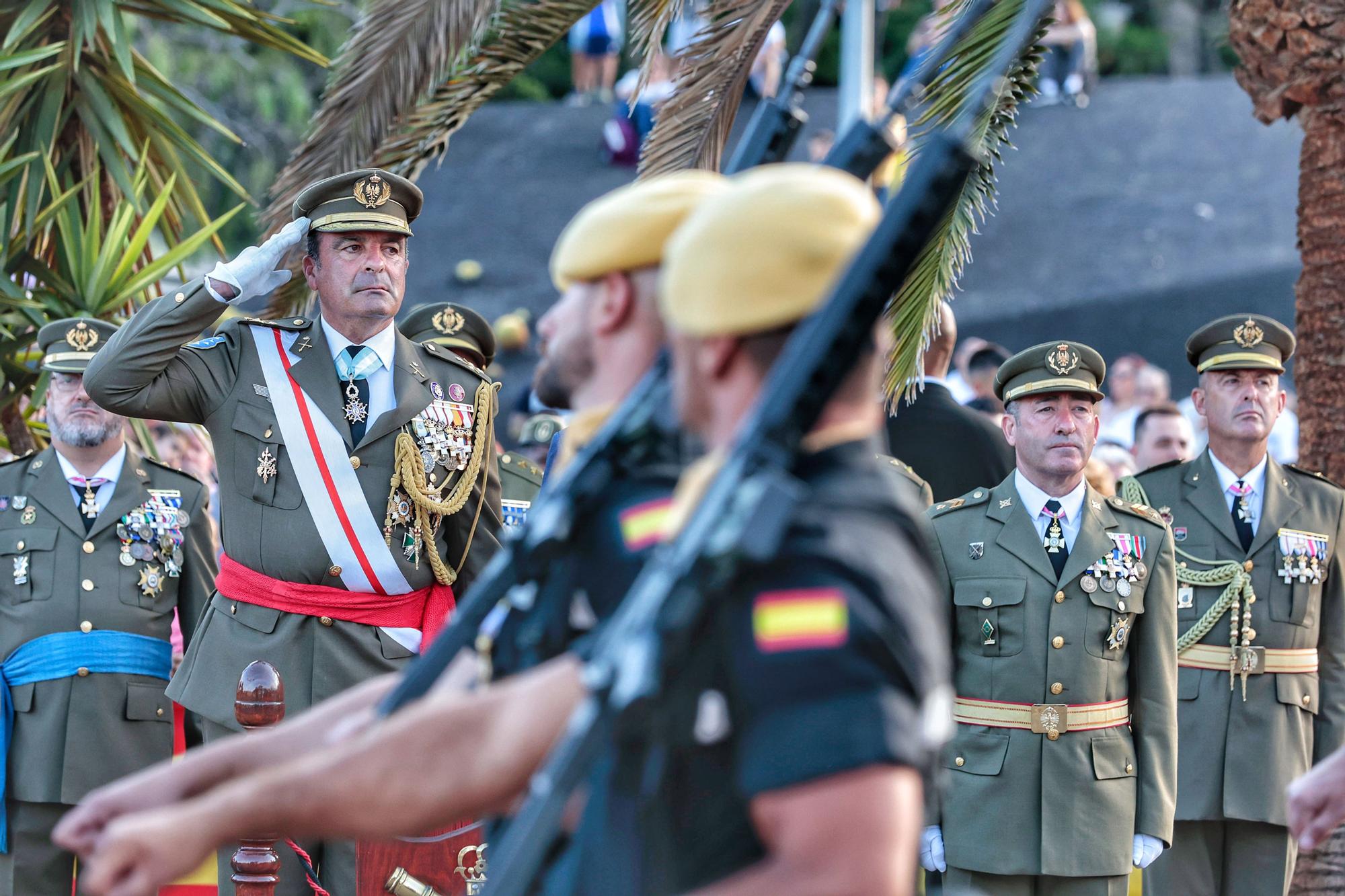 Arriado de la bandera nacional y exposición de material del Ejército