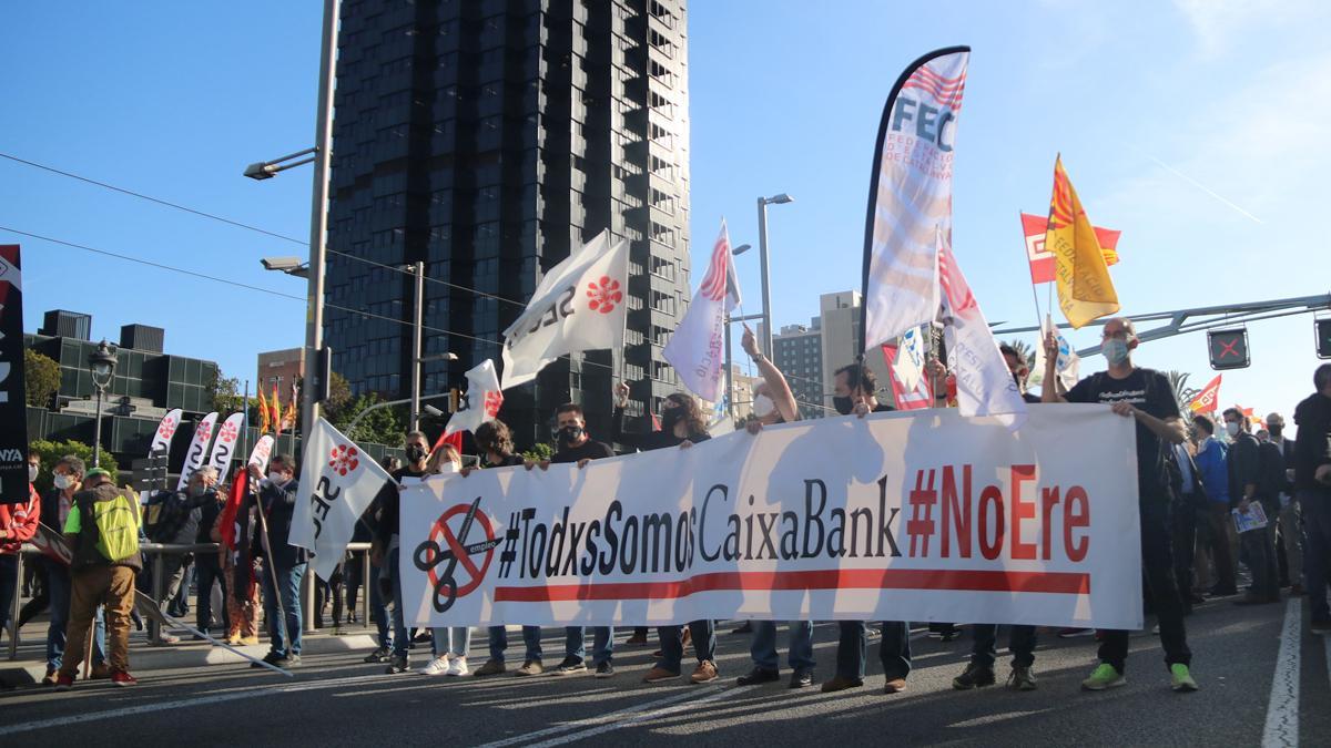 Protestes a Barcelona i Madrid contra l’ero de Caixabank