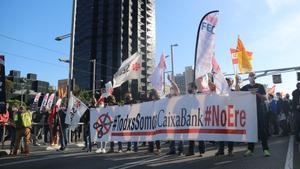 Protestes a Barcelona i Madrid contra l’ero de Caixabank