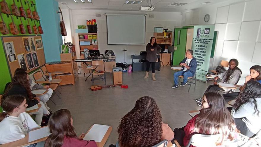 La artista Silvia Penide imparte un taller de creación de canciones en el instituto de Carral