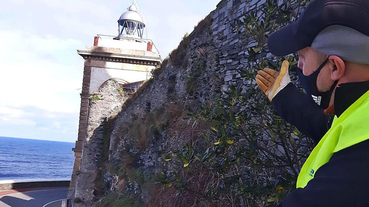 Valentín Álvarez, ayer, mostrando la fachada exterior de la batería artillera de Luarca.| A. M. Serrano 