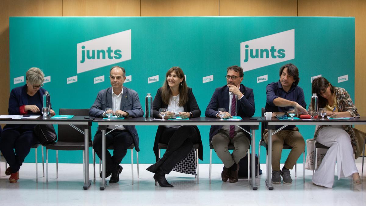 El nuevo secretario general de Junts, Jordi Turull (2i); la líder de Junts y presidenta del Parlament, Laura Borràs (3i); y el diputado de JxCat Francesc Dalmases (2d).