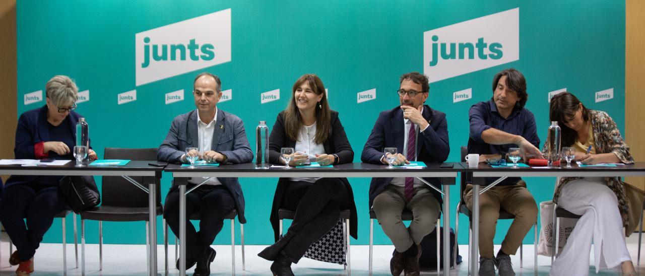 El nuevo secretario general de Junts, Jordi Turull (2i); la líder de Junts y presidenta del Parlament, Laura Borràs (3i); y el diputado de JxCat Francesc Dalmases (2d).