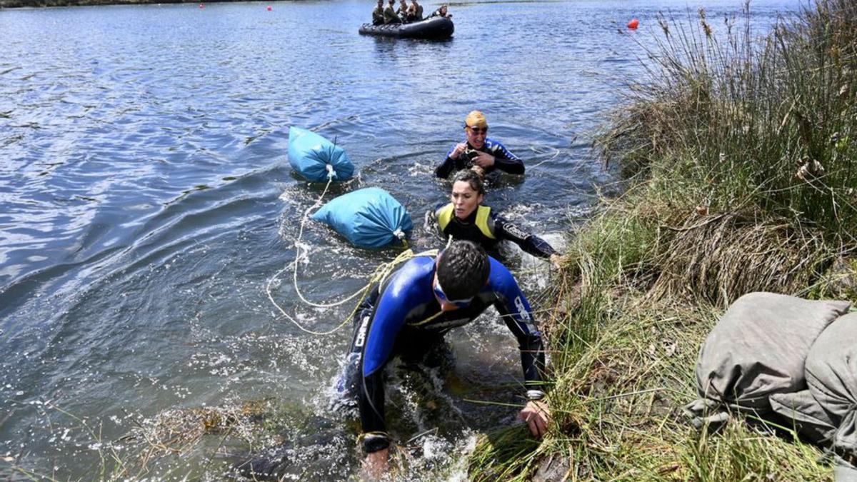 Una de las patrullas hace rápel
 en el puente de Monte
 Porreiro.   | // RAFA VÁZQUEZ