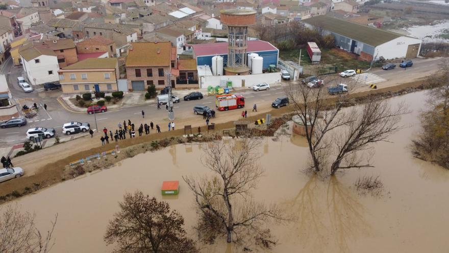 Lambán pedirá la declaración de zona catastrófica de los pueblos anegados por la riada