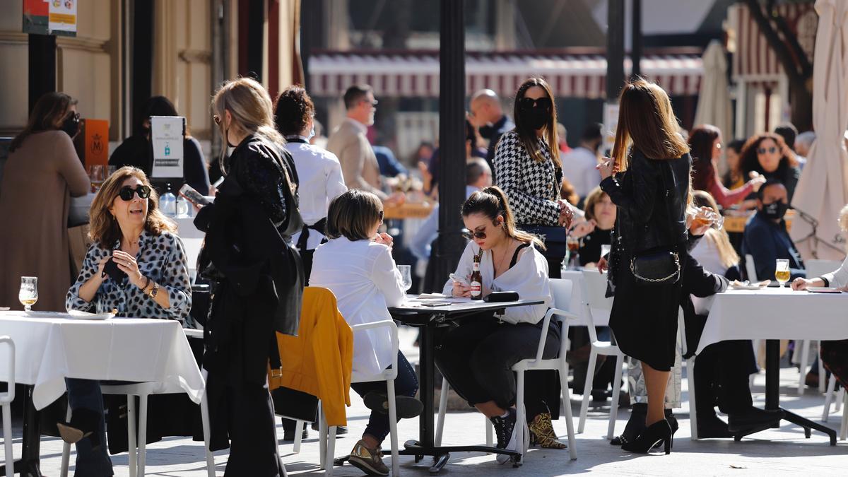 Terrazas llenas de gente en la capital murciana.