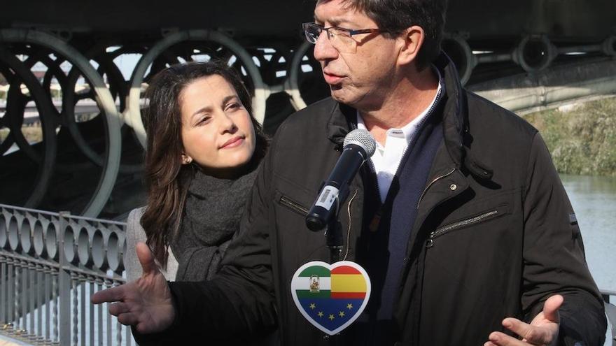 Inés Arrimadas y Juan Marín, ayer durante un acto junto al puente de Triana de Sevilla.