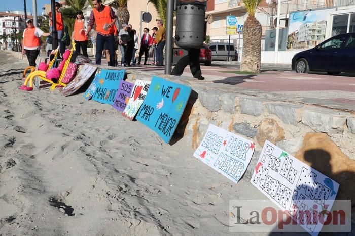 Un 'SOS' gigante para el Mar Menor formado por escolares en Villananitos