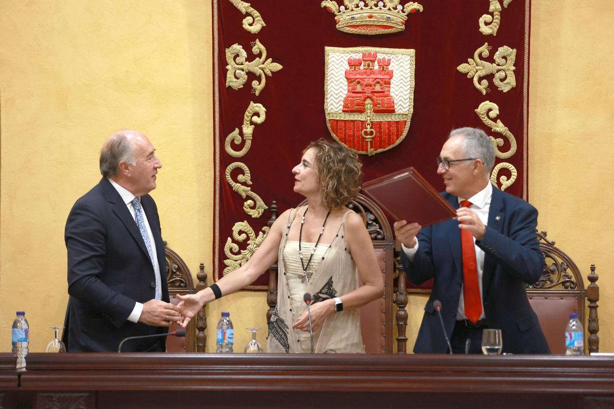 La ministra de Hacienda, María Jesús Montero, y el alcalde de Algeciras, José Ignacio Landaluce, en una imagen de archivo.