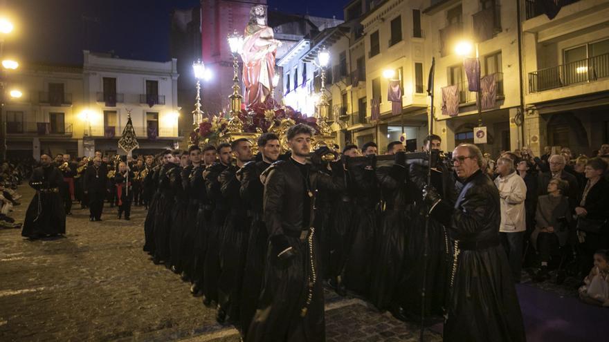 Pagan hasta 1.700 euros por llevar un paso de Semana Santa en Sagunt