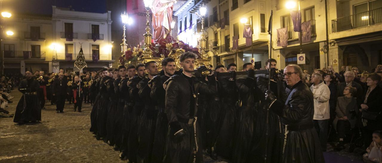 Pagan hasta 1.700 euros por llevar un paso de Semana Santa en Sagunt -  Levante-EMV