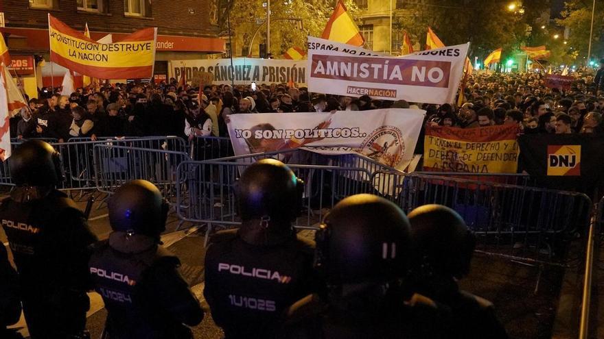 Del &#039;Bella ciao&#039; al &#039;Pueblo unido&#039;, los lemas de la izquierda que se apropian los manifestantes en Ferraz