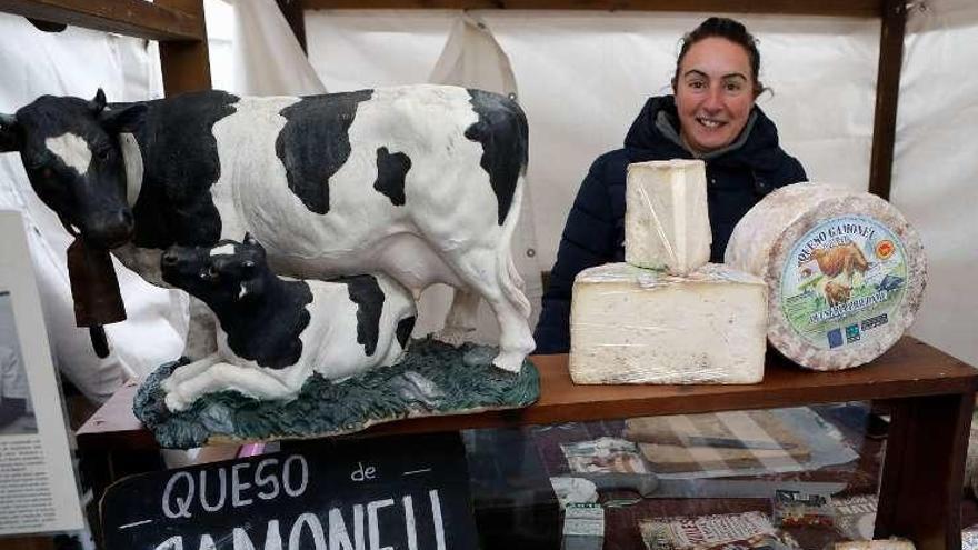 Susana Martínez, en su puesto de queso de Gamonéu.