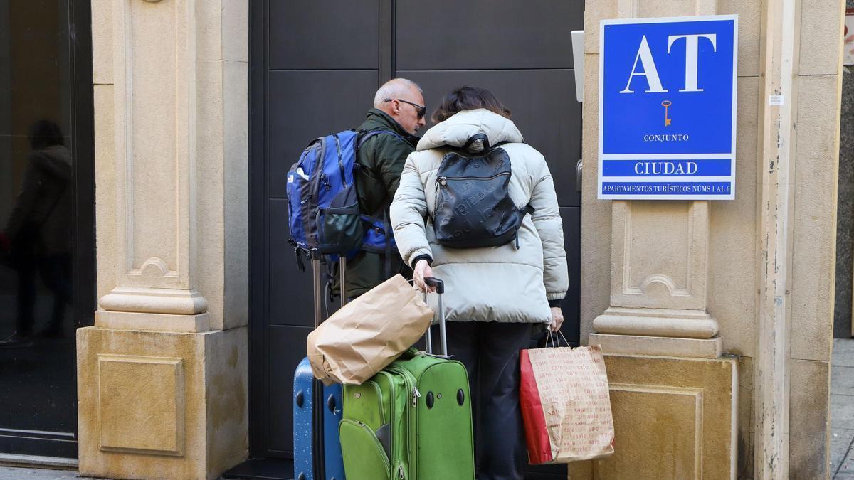 Dos turistas llegan a un apartamento turístico de Córdoba.
