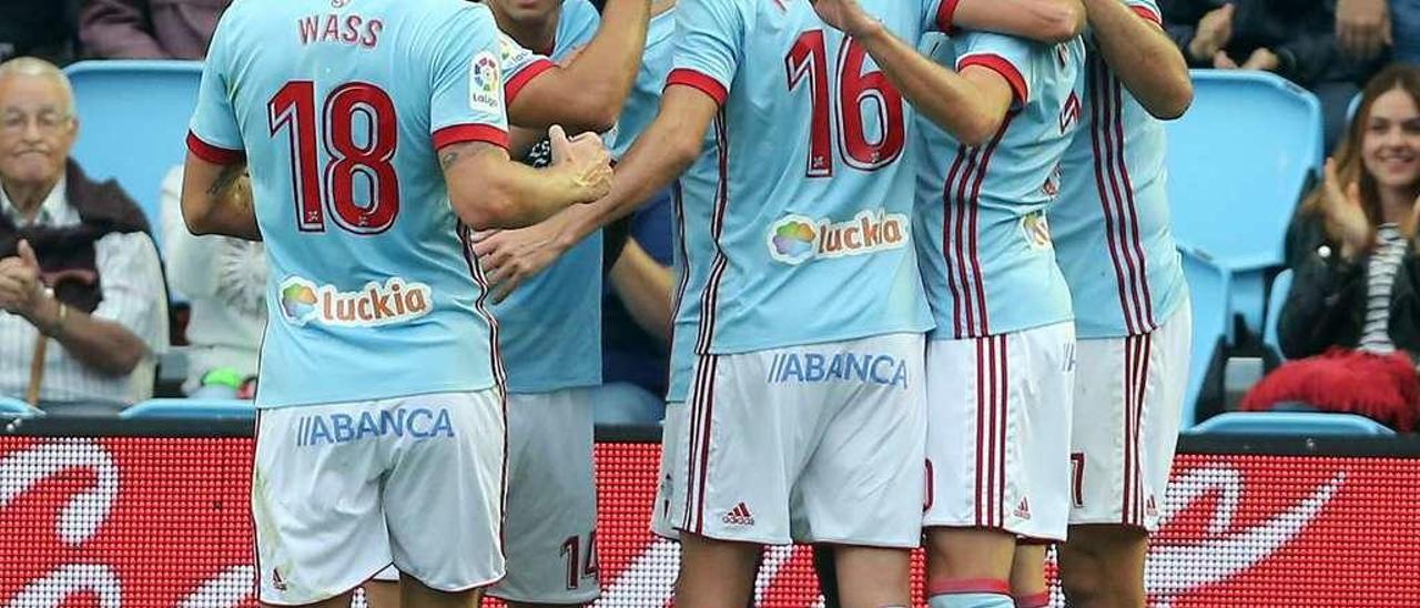 Los jugadores celestes celebran el gol de Maxi Gómez. // Marta G. Brea