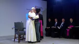 Un presa de BRIANS 1 se salta el protocolo y besa al papa en la mejilla