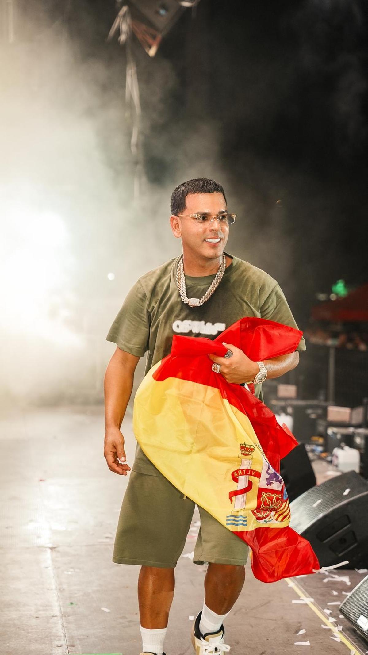 Tito El Bambino con la bandera de España.