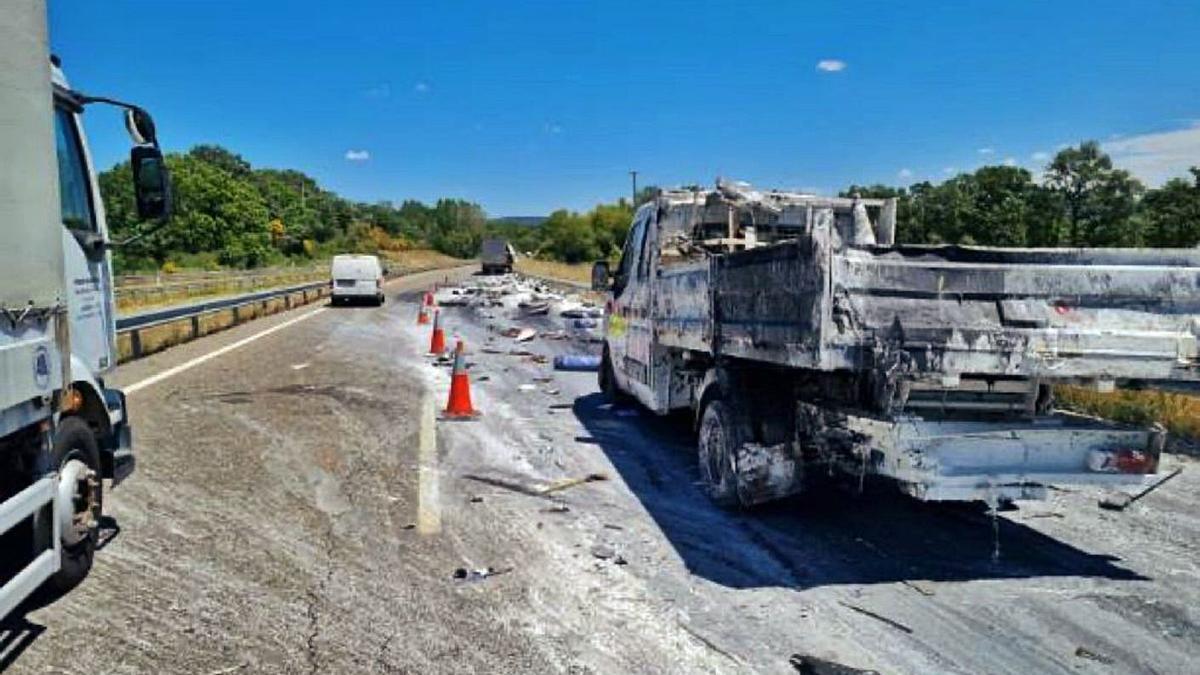 Imagen del accidente en la A-52, a la altura del Concello de Riós.   | // FDV