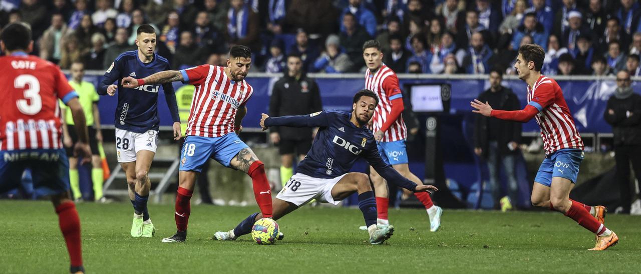 Uno de los derbis en el Carlos Tartiere