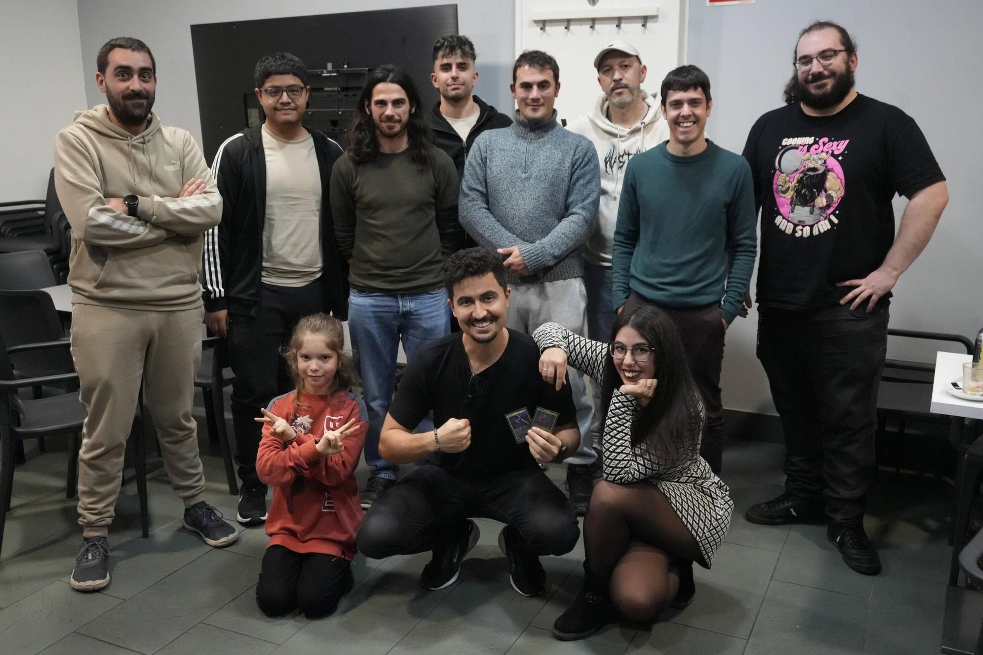 Grupo de juego de cartas Commander casual Magic the Gathering en Zamora
