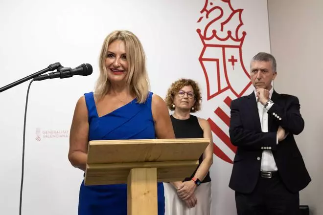La alicantina Nuria Montes toma posesión como consellera de Industria y Turismo