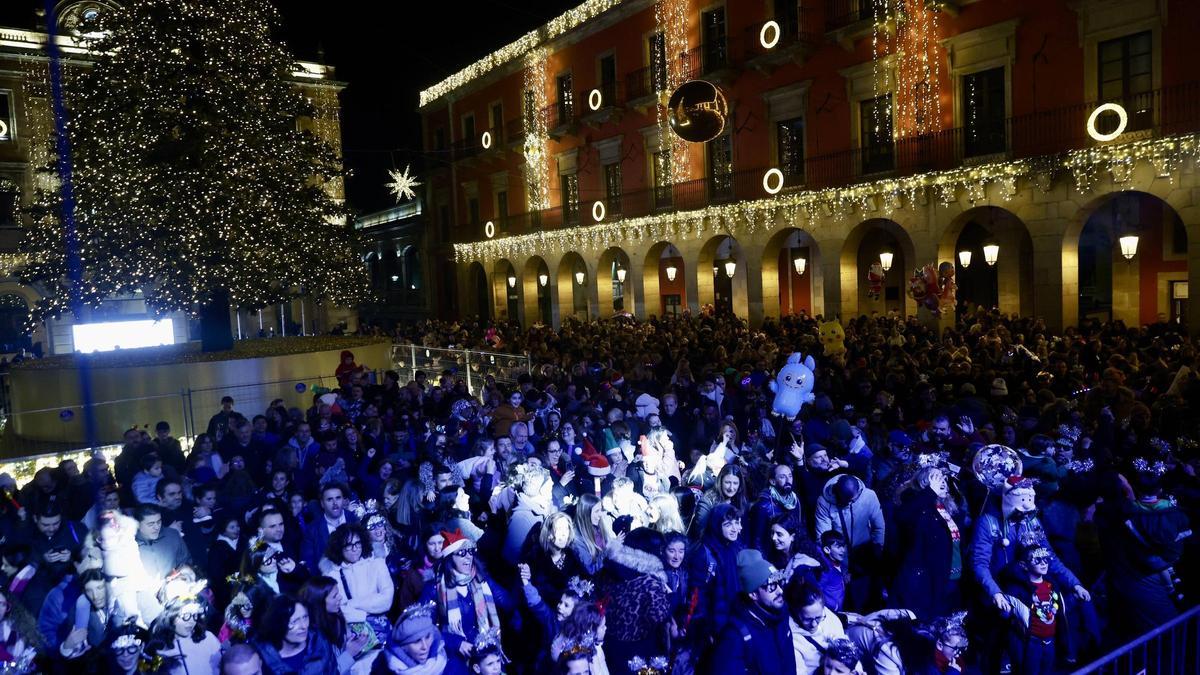 Las “pequecampanadas” llenan la Plaza Mayor de Gijón y conquistan a las familias: “Vamos a cambiar las de los mayores por las de los peques”