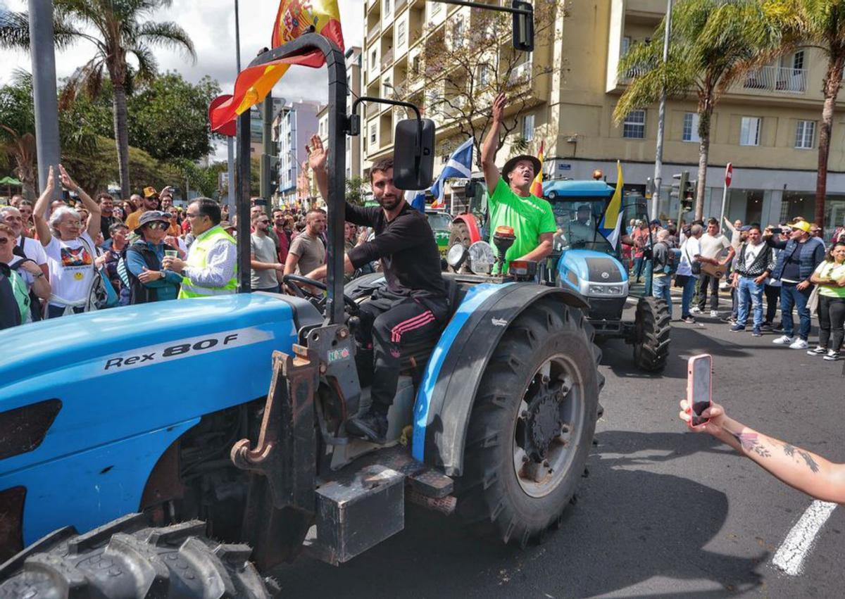 Los ciudadanos aplauden a los tractores que participaron en las protestas. | | M. PISACA