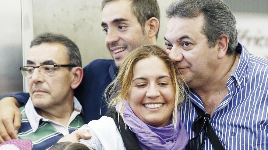 Marta Miguel y David Hernández, detrás, ayer en Madrid. // Efe