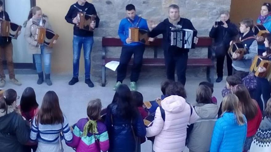 Kepa Junkera grava un disc amb els alumnes de l´Escola Folk del Pirineu