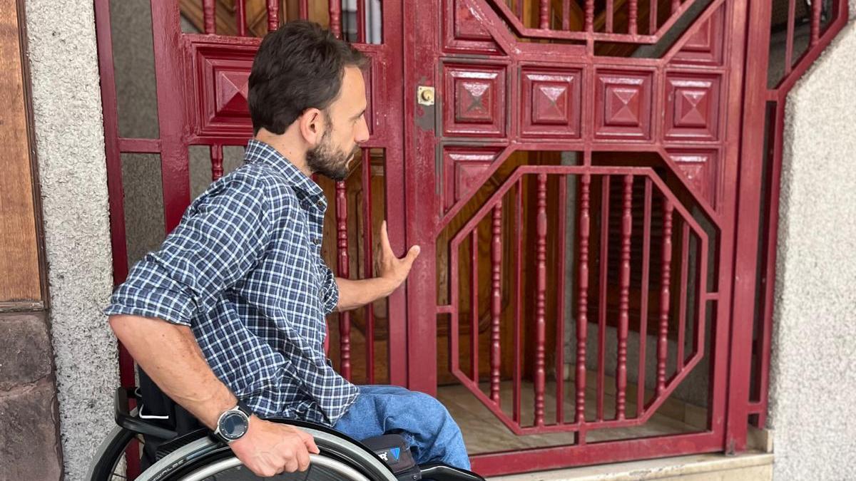 Javier Castañeda Tramunt, a las puertas de un portal al que no puede acceder sin ayuda en La Laguna.