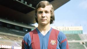 Rusky, en el Camp Nou, posando con la camiseta del FC Barcelona