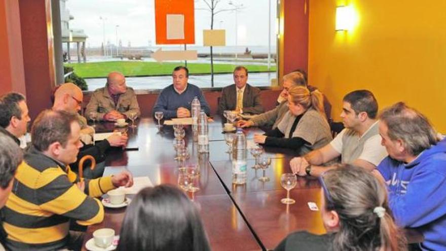 Asistentes a la reunión convocada ayer por la nueva plataforma empresarial de Poniente, Fomento y Laviada.