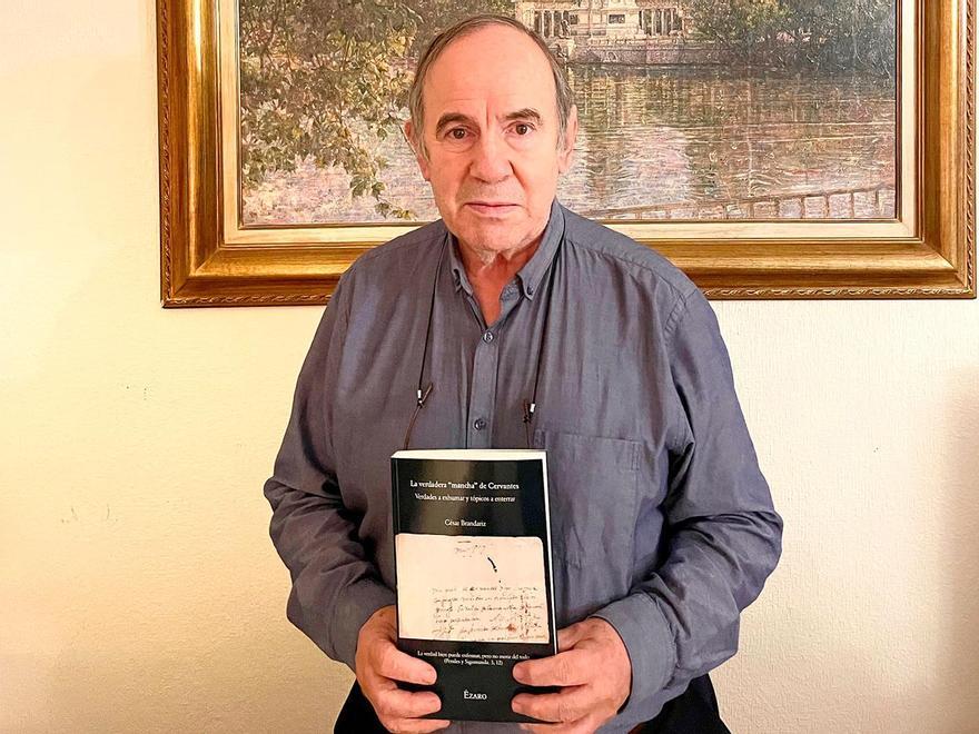 César Brandariz, con un ejemplar de su último libro.